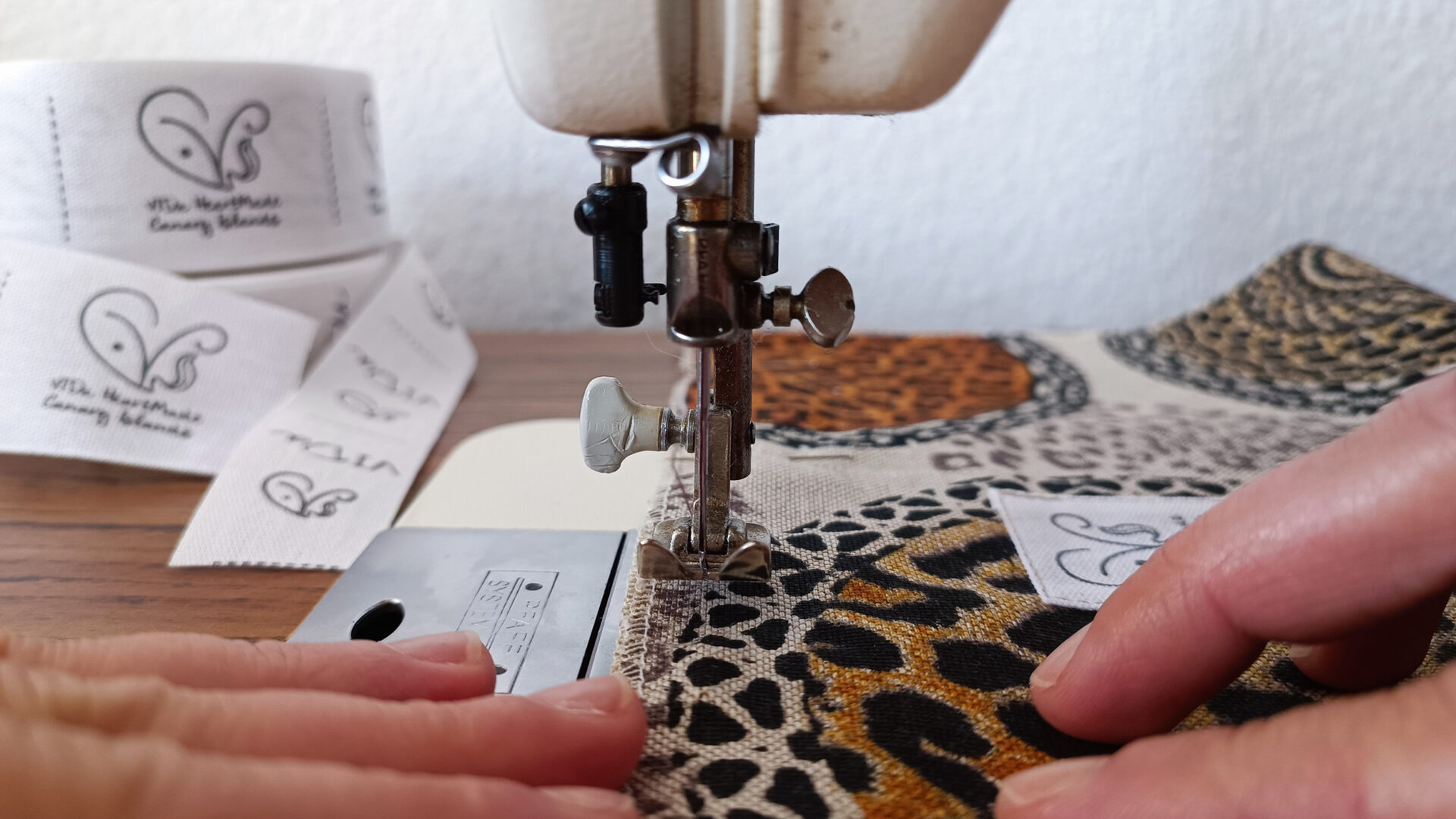 Costura de tela con máquina de coser